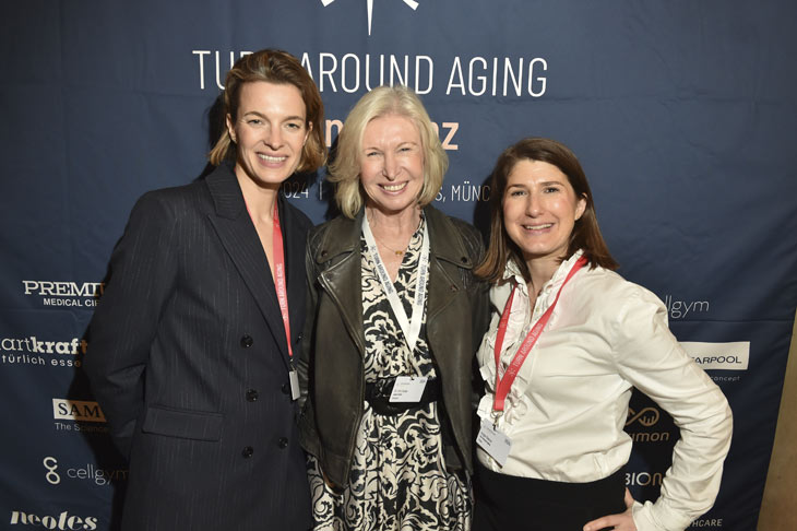 Juana Schwan, Dr. Irmi Huber, Angela Dienst bei der Turn Around Aging Konferenz im Künstlerhaus München am 08.03.2024 / ©Foto: BrauerPhotos / Goran Nitschke 